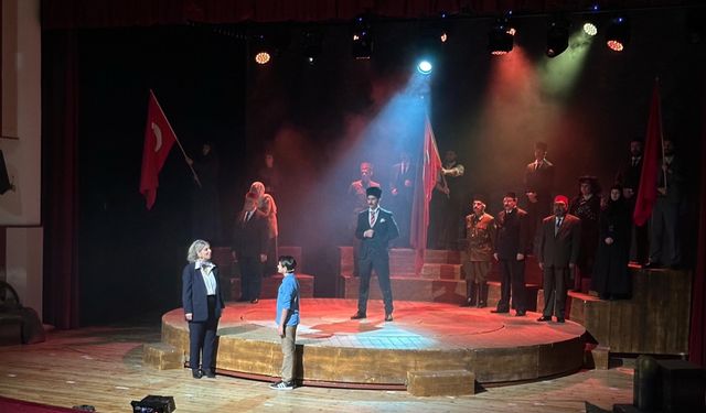 Tokat'ta "Cumhuriyet'e Doğru" tiyatro oyunu sahnelendi