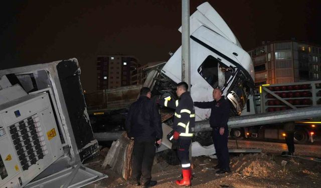 Trafo yüklü tır aydınlatma direğine çarptı: Baba ve oğlu yaralandı
