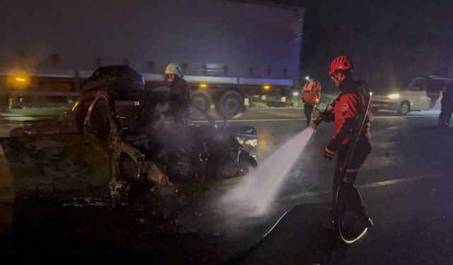 Anadolu Otoyolu'nda kaza yapan otomobil kullanılamaz hale geldi