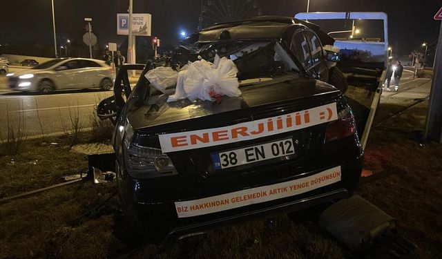 KAYSERİ - Gelin arabasının karıştığı trafik kazasında 4 kişi yaralandı
