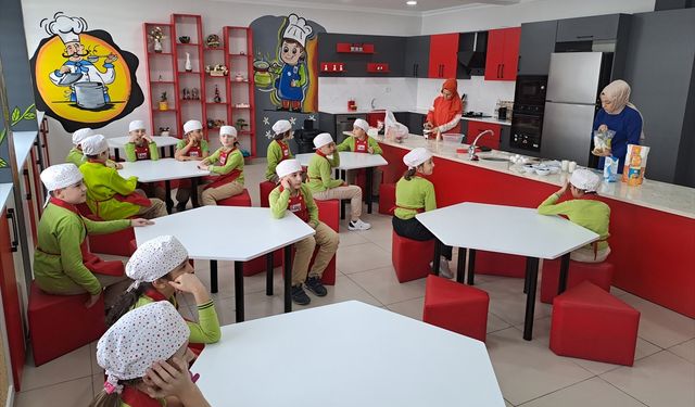 Sakarya'da "minik şefler" okulda oluşturulan mutfakta yemek yapmayı öğreniyor