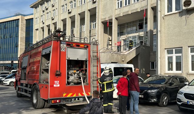 Zonguldak'ta adliye binasının arşiv bölümünde çıkan yangın söndürüldü