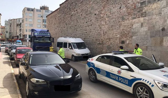 Hatalı park eden minibüs Sinop trafiğini kilitledi