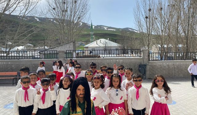 Tekkeköy'de hazırlanan 23 Nisan kıyafetleri Van'daki çocuklara ulaştı
