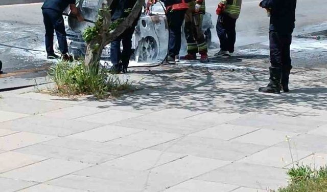 Ankara’da seyir halindeki araç alevlere teslim oldu