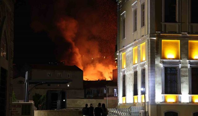 İzmir’de Tarihi Kemeraltı Çarşısı’ndaki büyük yangın kontrol altında