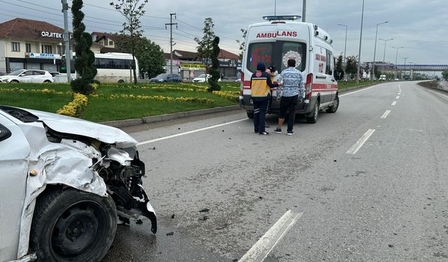 Düzce'de 2 otomobilin çarpıştığı kazada 3 kişi yaralandı