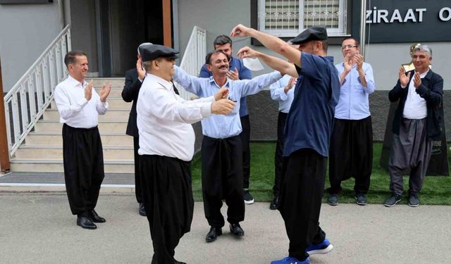 Adana şalvarının tescillenmesini davul zurna ile kutladılar