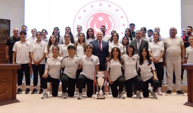 Bakan Güler, Yüksekova Belediyespor’un kadın futbolcularını ağırladı