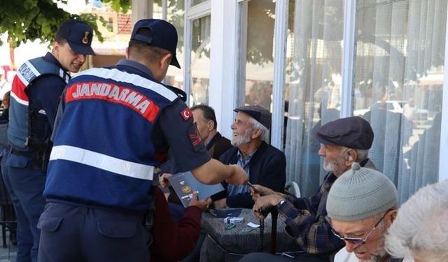 Jandarma Komutanlığından vatandaşlara broşür dağıtımı yapıldı