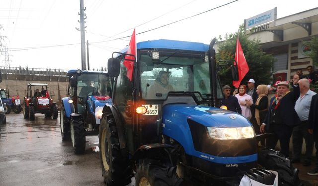 Kadın çiftçiler traktöre bindi, şehir merkezine indi