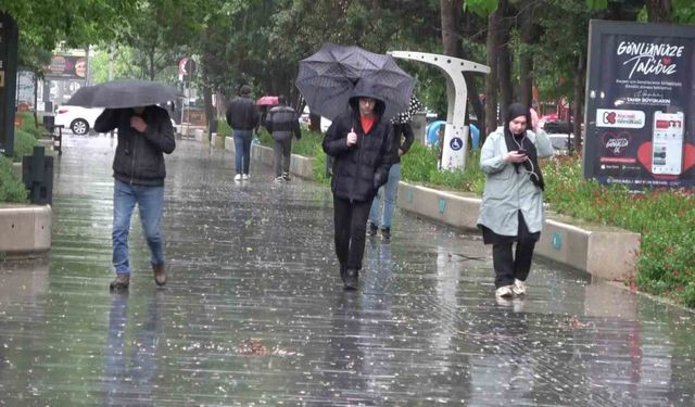 Kocaeli’de rüzgar denizi taşırdı, yağmur trafiği felç etti