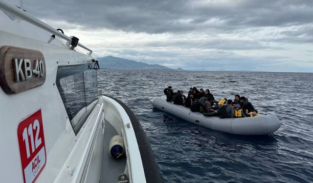 Sürüklenen lastik bottaki 22’si çocuk 47 göçmen kurtarıldı