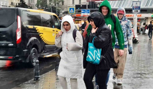 Taksim’de sağanak yağış etkili oldu