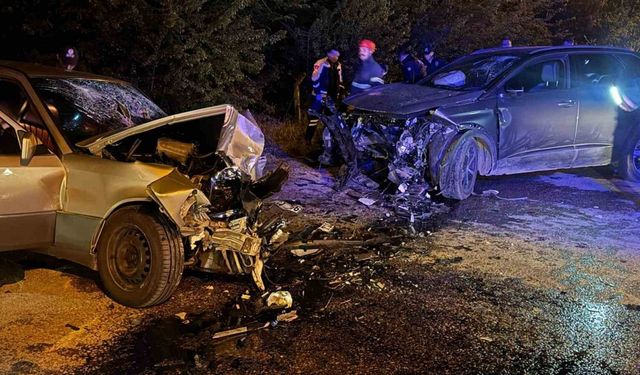 Tokat’ta facia gibi kaza: Kafa kafaya çarpışan araçlarda 7 kişi yaralandı