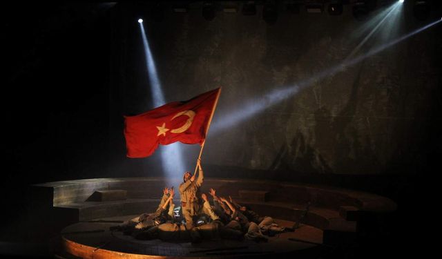 “Cumhuriyete Doğru” tiyatro oyunu ayakta alkışlandı