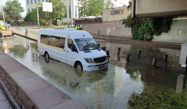 Ankara’da sağanak yağış su taşkınlarına neden oldu, araçlar mahsur kaldı