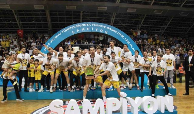 Şampiyon olan Mersin Büyükşehir Belediyesi, kupasını aldı