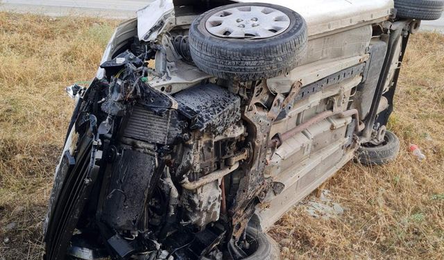 Boyabat'ta iki otomobilin çarpıştığı kazada 2 kişi yaralandı