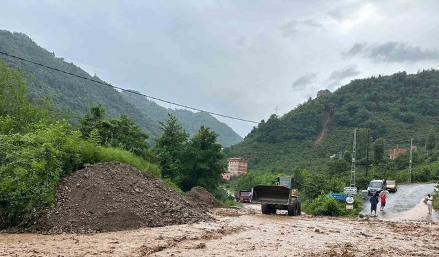 Belediye ekipleri şiddetli yağışlar sonrası kapanan yolları ulaşıma açtı