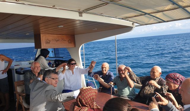 Sinop Huzurevi sakinleri için tekne gezisi düzenlendi