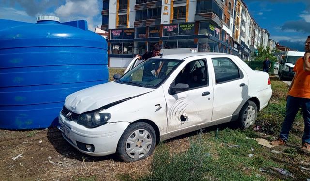 Su tankına çarpan otomobildeki 1 kişi yaralandı