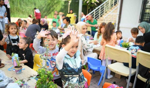 Aileler ve çocuklar birlikte saksı boyayıp çiçek ekti