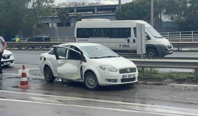 Belediye otobüsü ile otomobil çarpıştı: 2 yaralı