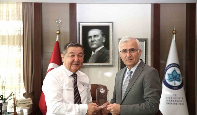 ESVAK’tan ESOGÜ Rektörü Prof. Dr. Kamil Çolak’a plaket takdimi