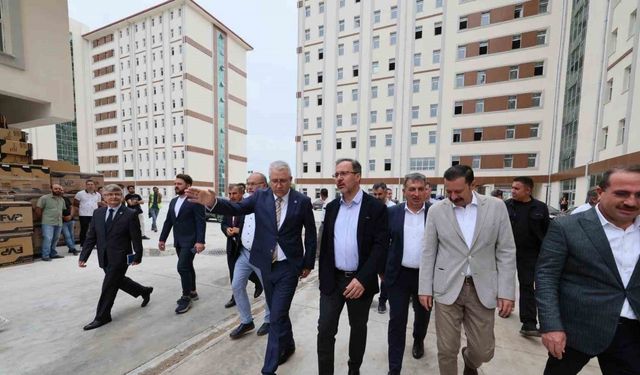 Kasapoğlu, Ege Üniversitesi’nde yapımı devam eden yurtları inceledi