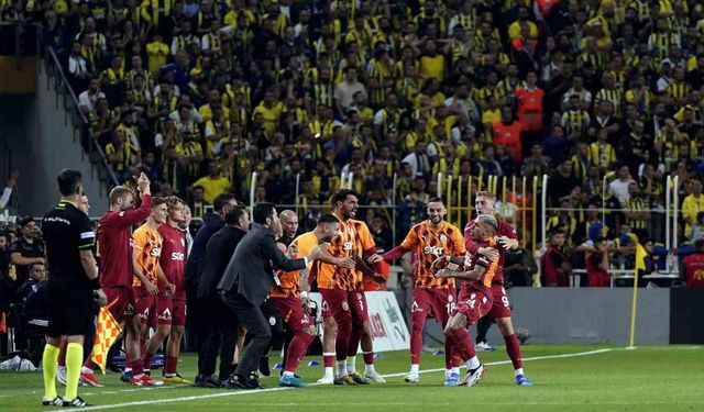 Trendyol Süper Lig: Fenerbahçe: 0 - Galatasaray: 2 (İlk yarı)