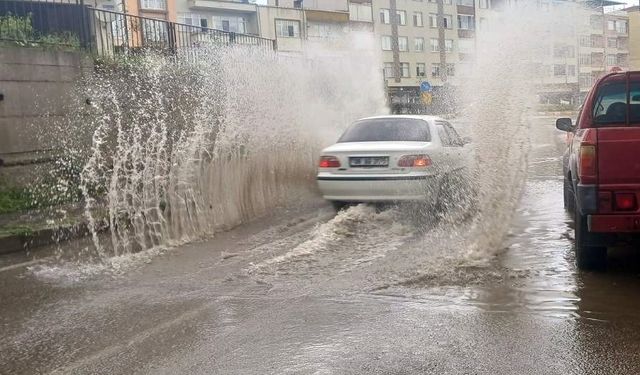 Sinop’ta yağış sonrası bazı caddeler göle döndü