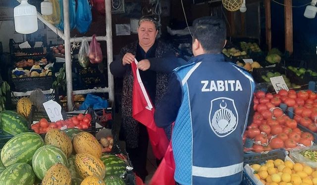 Gerze'de vatandaşlara Türk bayrağı dağıtıldı