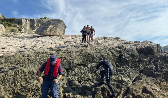 Bartın'da kayalıklarda mahsur kalan Rus turistleri Sahil Güvenlik ekipleri kurtardı