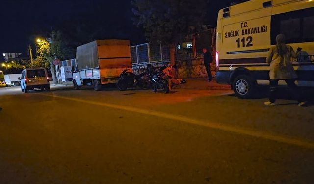 Çorum’da park halindeki kamyonete çarpan motosikletin sürücüsü yaralandı