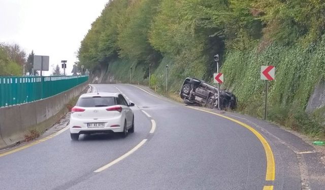 Düzce'de devrilen otomobilin sürücüsü yaralandı