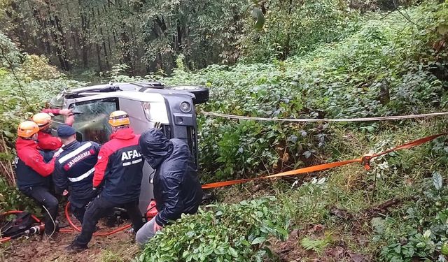 Rize'de uçuruma yuvarlanan kamyonetin sürücüsü yaralandı