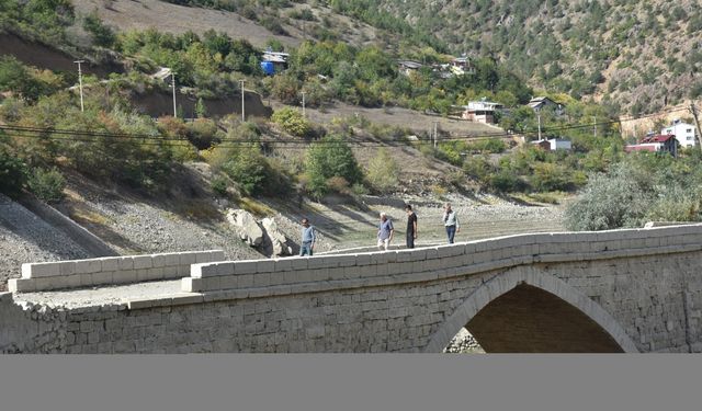 Torul Baraj Gölü'nde sular çekilince tarihi köprü ortaya çıktı