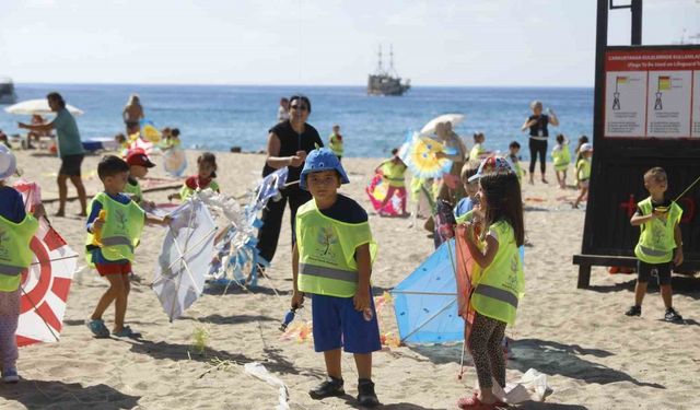 Alanya Belediyesi’nin minik öğrencileri sahilde doyasıya eğlendi