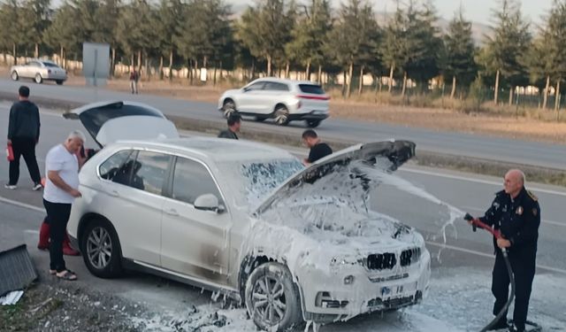 Ankara’da lüks otomobil yandı