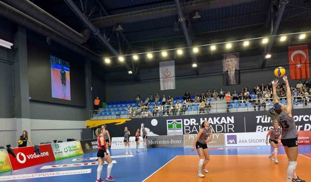 Bahçelievler Belediyesi Kadın Voleybol Takımı kendi evindeki ilk Sultanlar Ligi maçını 3-0 kazandı