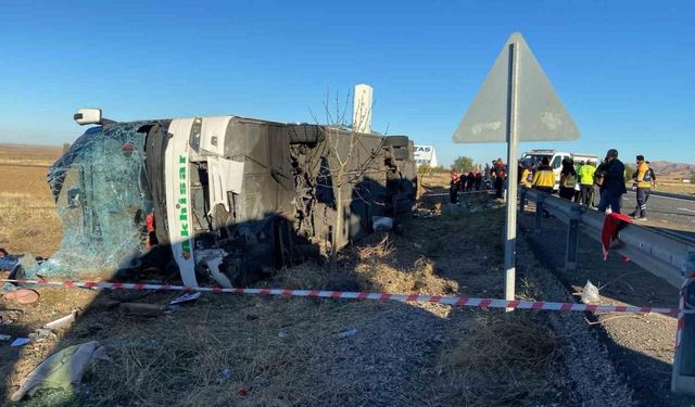 Balıkesir Bandırma’dan Kapadokya’ya gezi için çıkan otobüs Aksaray-Ankara karayolunun yaklaşık 40. km’sinde yoldan çıkarak şarampole devrildi. İlk belirlemelere göre 6 ölü ve çok sayıda yaralı olduğu öğrenildi