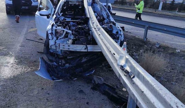 Bariyere ok gibi saplanan otomobilde bir kişi öldü, 3 kişi yaralandı