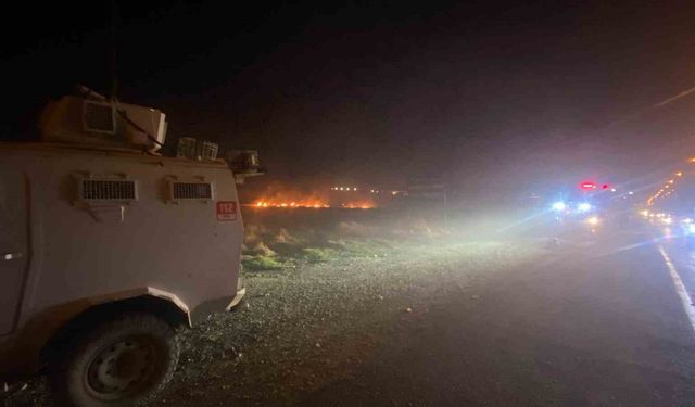 Diyarbakır’da yol kenarındaki anız yangını sürücülere zor anlar yaşattı