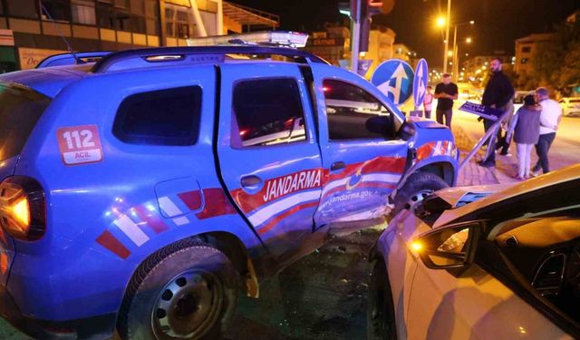 Elazığ’da jandarma aracı ile otomobil çarpıştı: 3 yaralı