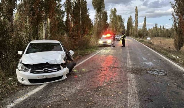 Kontrolden çıkan otomobil ağaca çarptı: 4 yaralı