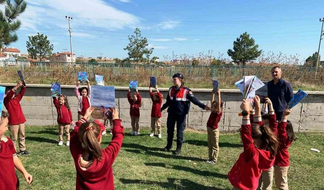 Kütahya’da jandarmadan “Dünya Kız Çocukları Günü” etkinlikleri