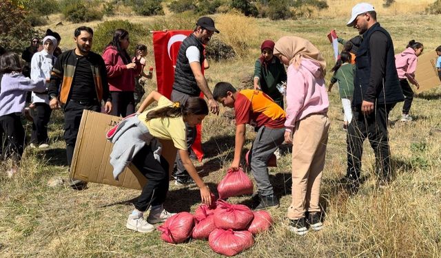 Muradiye’de yaban hayvanları için doğaya yem bırakıldı