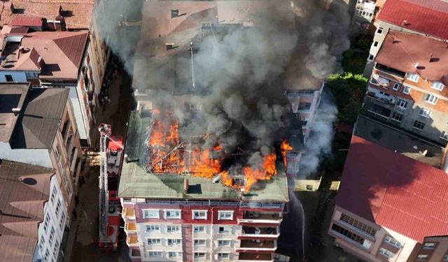 Tamir sırasında tutuşan çatı, alevlere teslim oldu