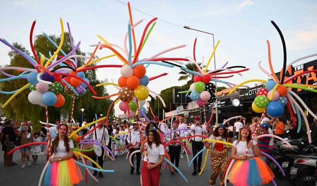 Uluslararası Kuşadası Sokak Festivali’nin açılışı Rio karnavalını aratmadı